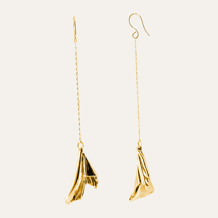 En l'Air Dangle Earrings in 18 Karat Gold